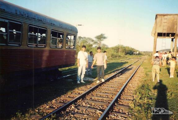 mais uma das inúmeras paradas do Trem da Morte, entre Quijarro e Santa Cruz de La Sierra, na Bolívia (viagem de Julho de 1990)